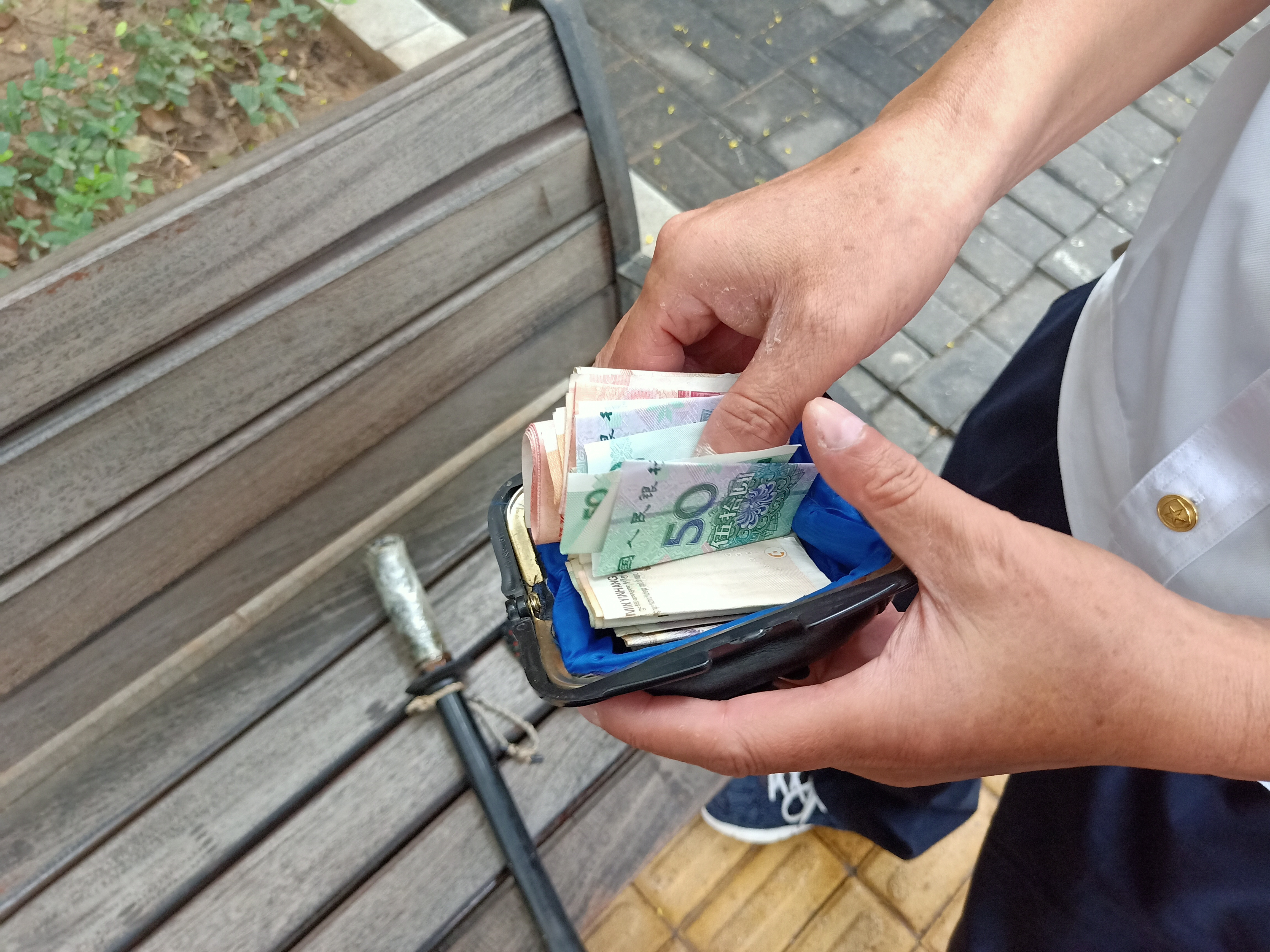 社会万象|热心人在街头长椅上捡个包 失主竟是位九旬老人