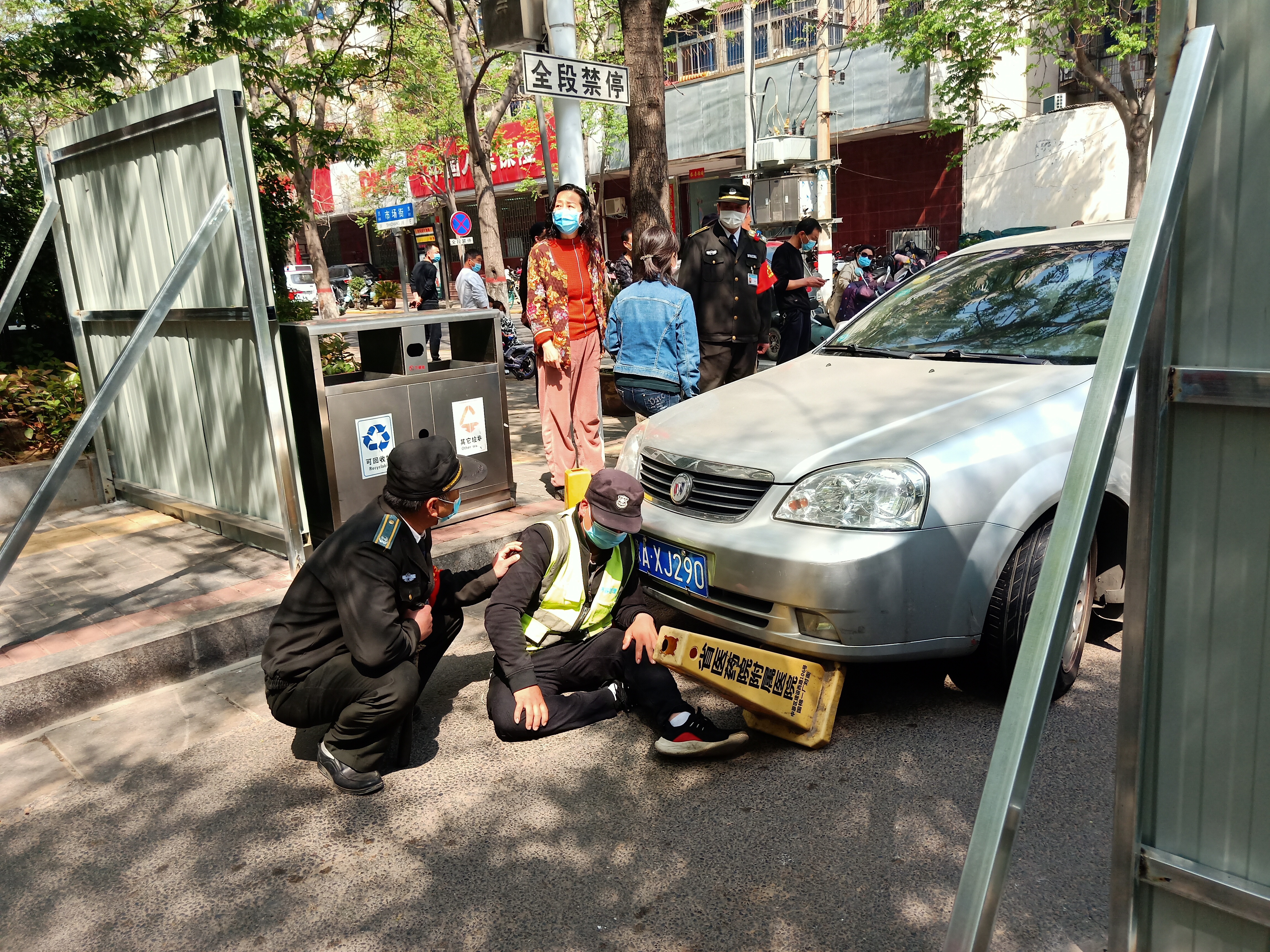 「法制」前面道路施工禁止通行，轿车司机硬闯撞伤保安