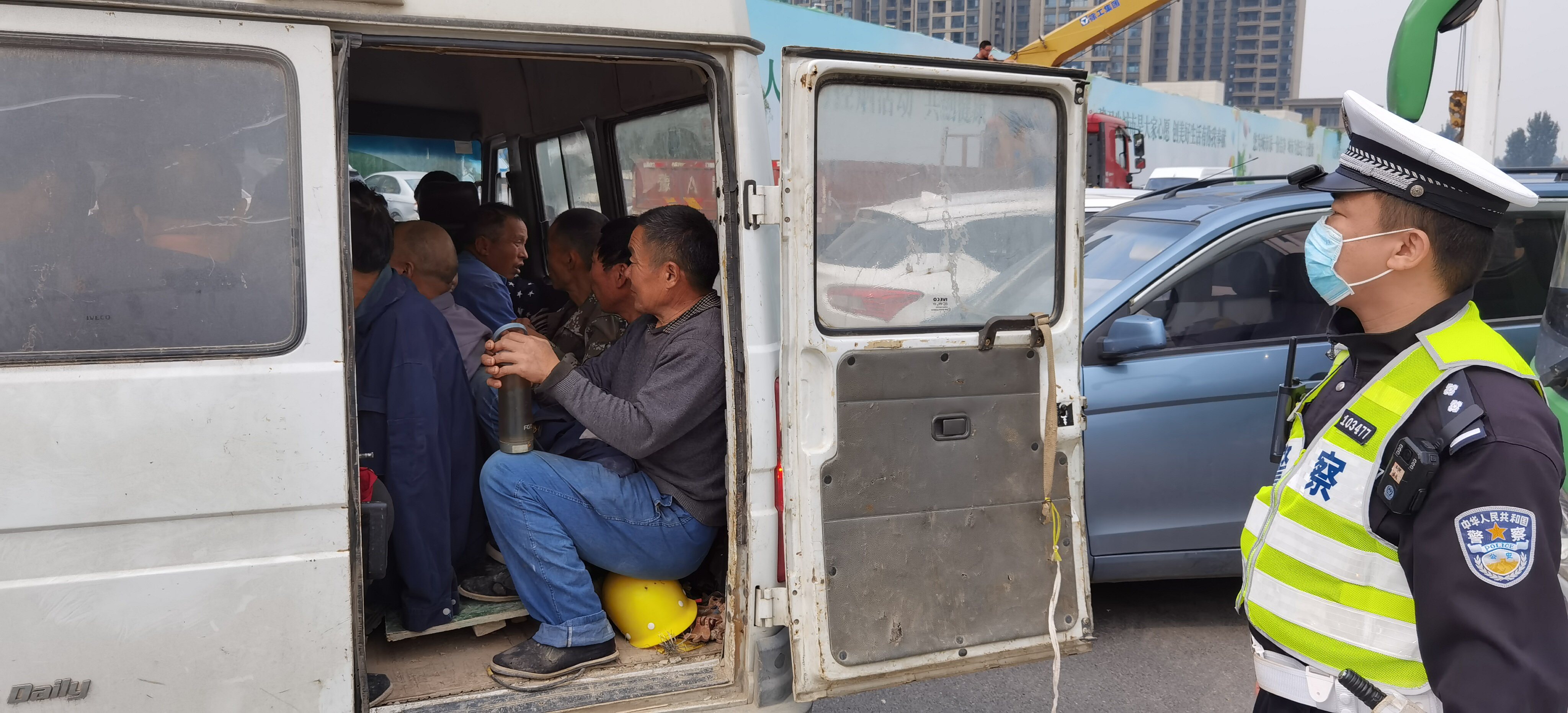 |猜猜这辆6座车拉了多少人？除此之外，还有比它更敢“装”的！