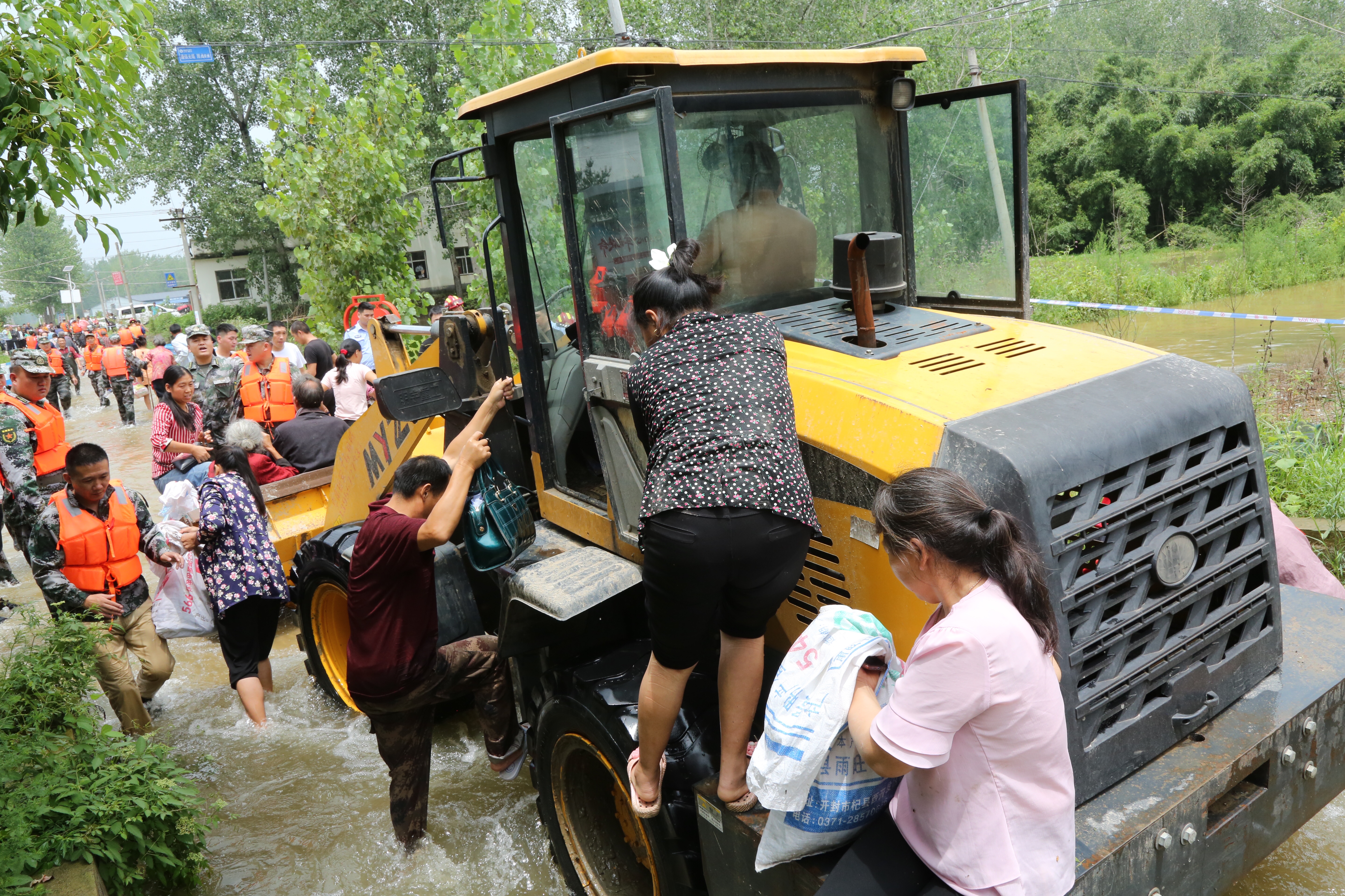 信阳|信阳再迎强降雨险情频发 记者直击抢险、救援一线