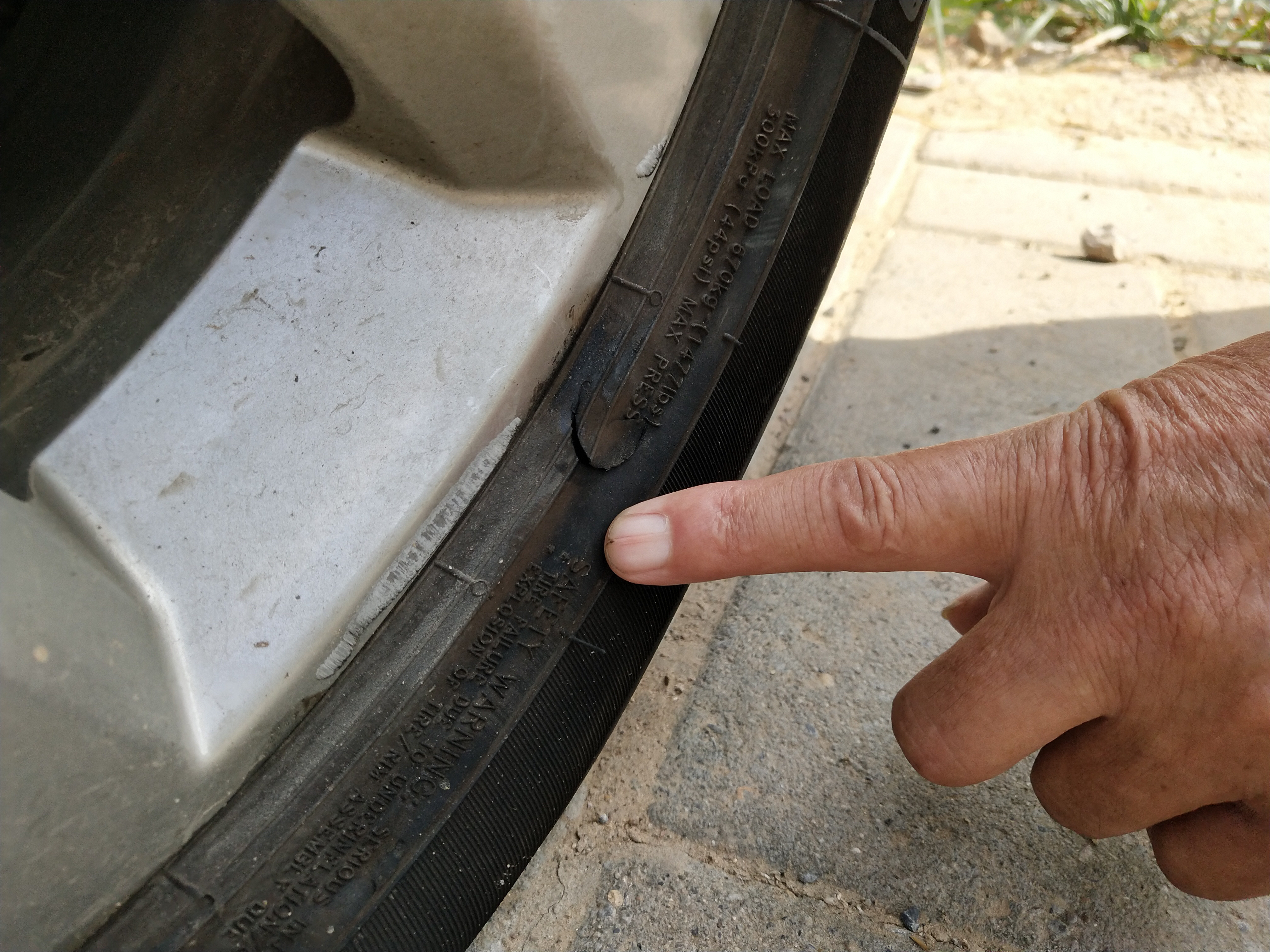 法制|两车停路边遭黑手！一车被划，一车被扎烂车胎