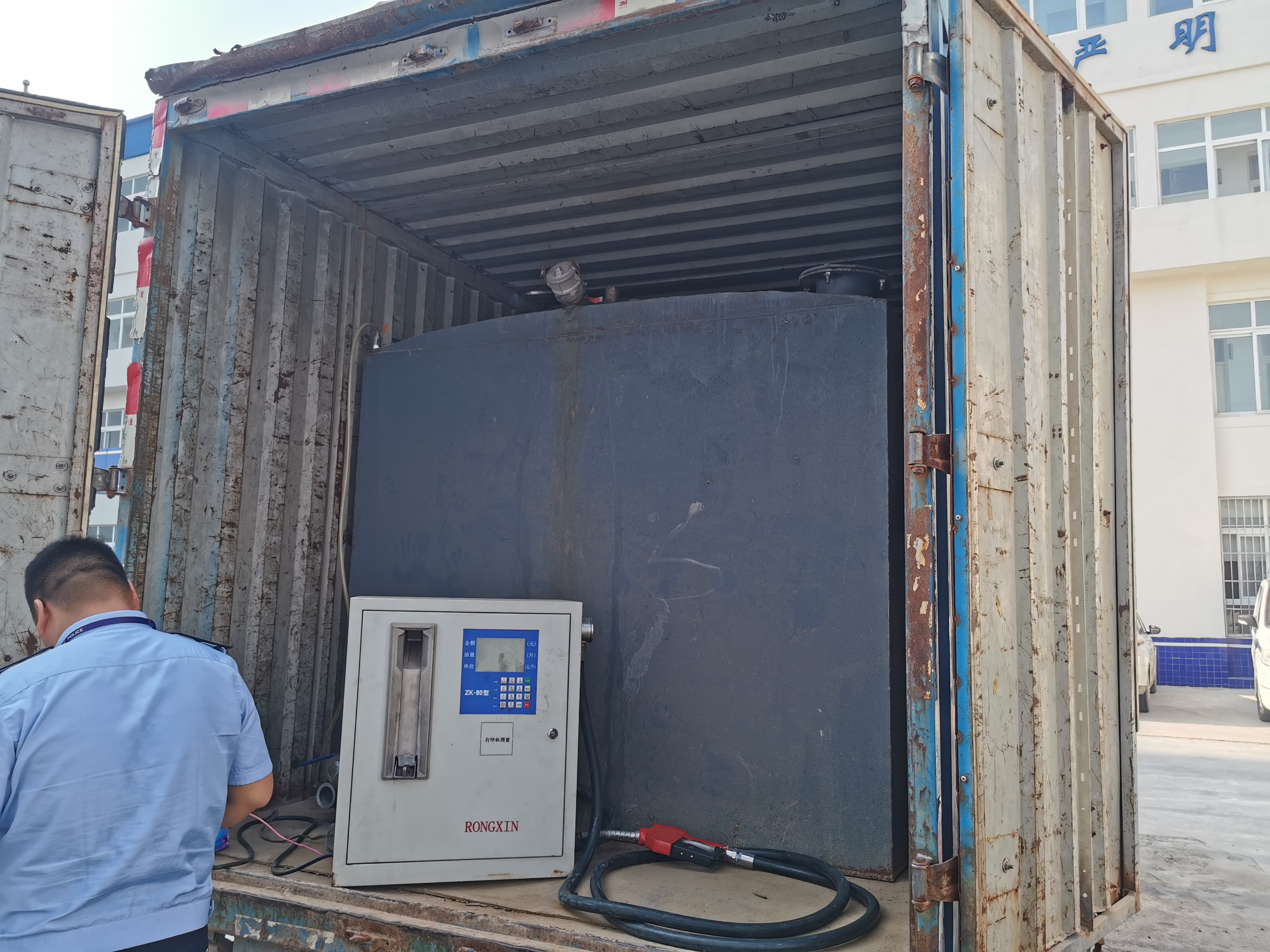 法制|油贩假借货车瞒天过海,民警火眼金睛控制贩油男