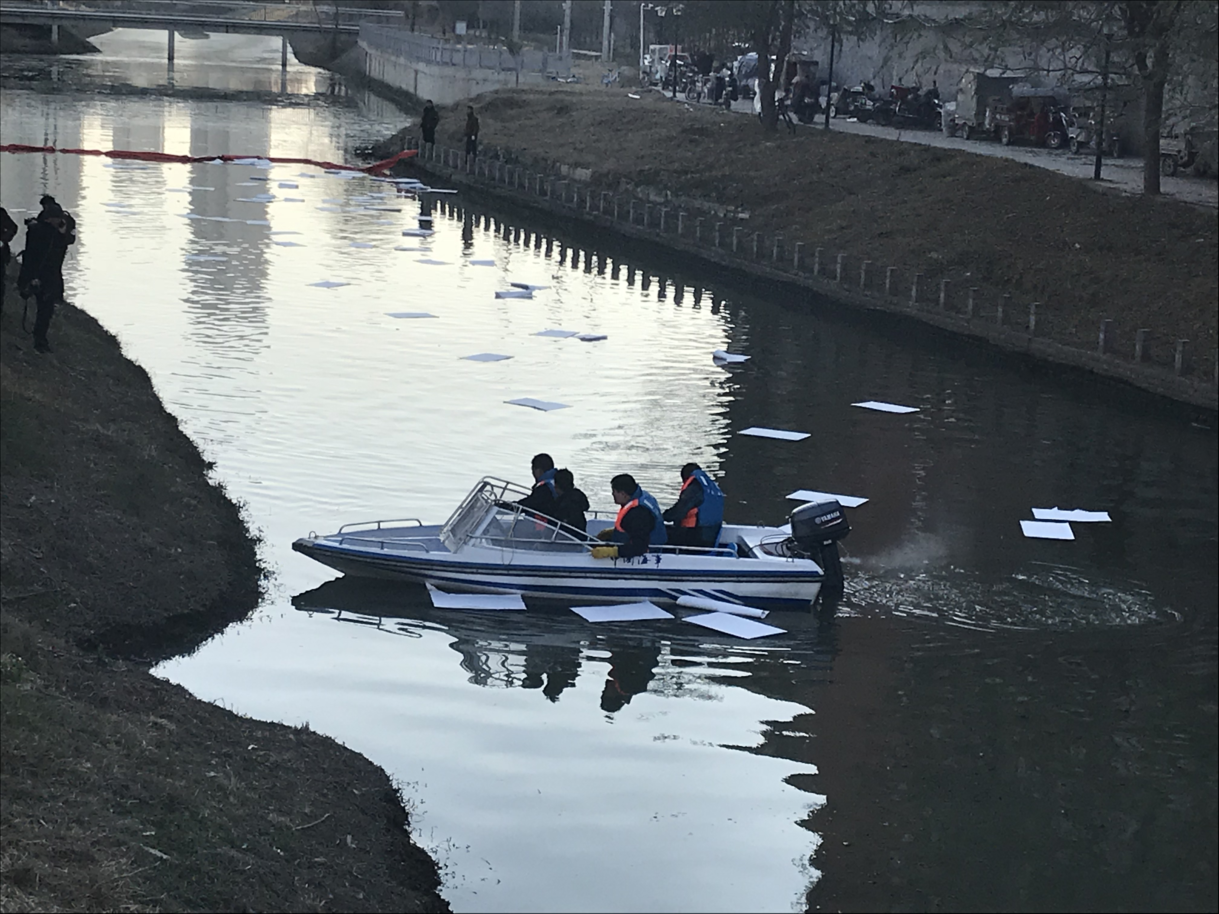 啥情况郑州市丰庆路魏河桥边大批围观群众消防车和120都来了