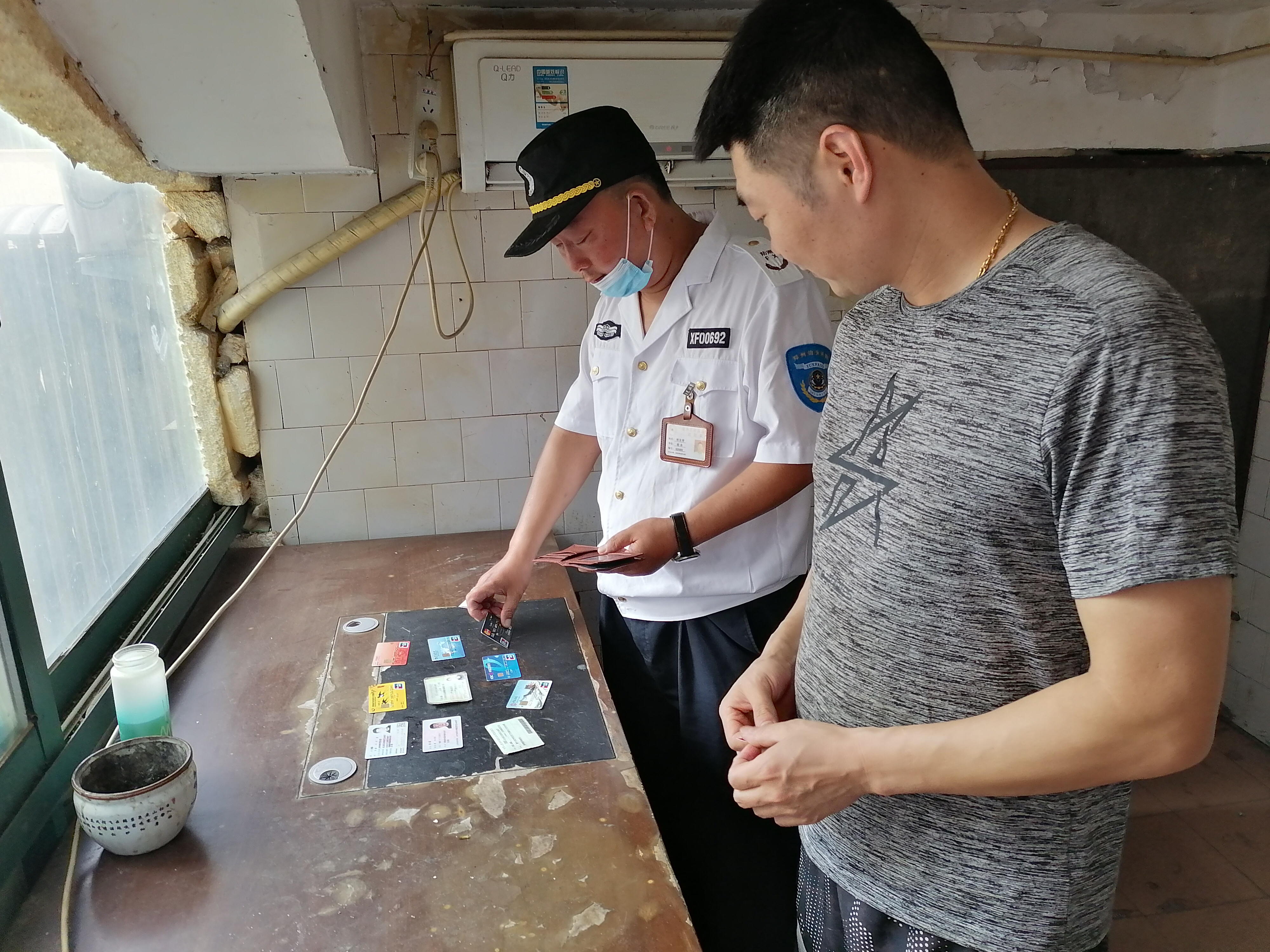 法制男子丢了钱包正被妻子数落时，热心人上门送还！失主表示将送两条鱼致谢