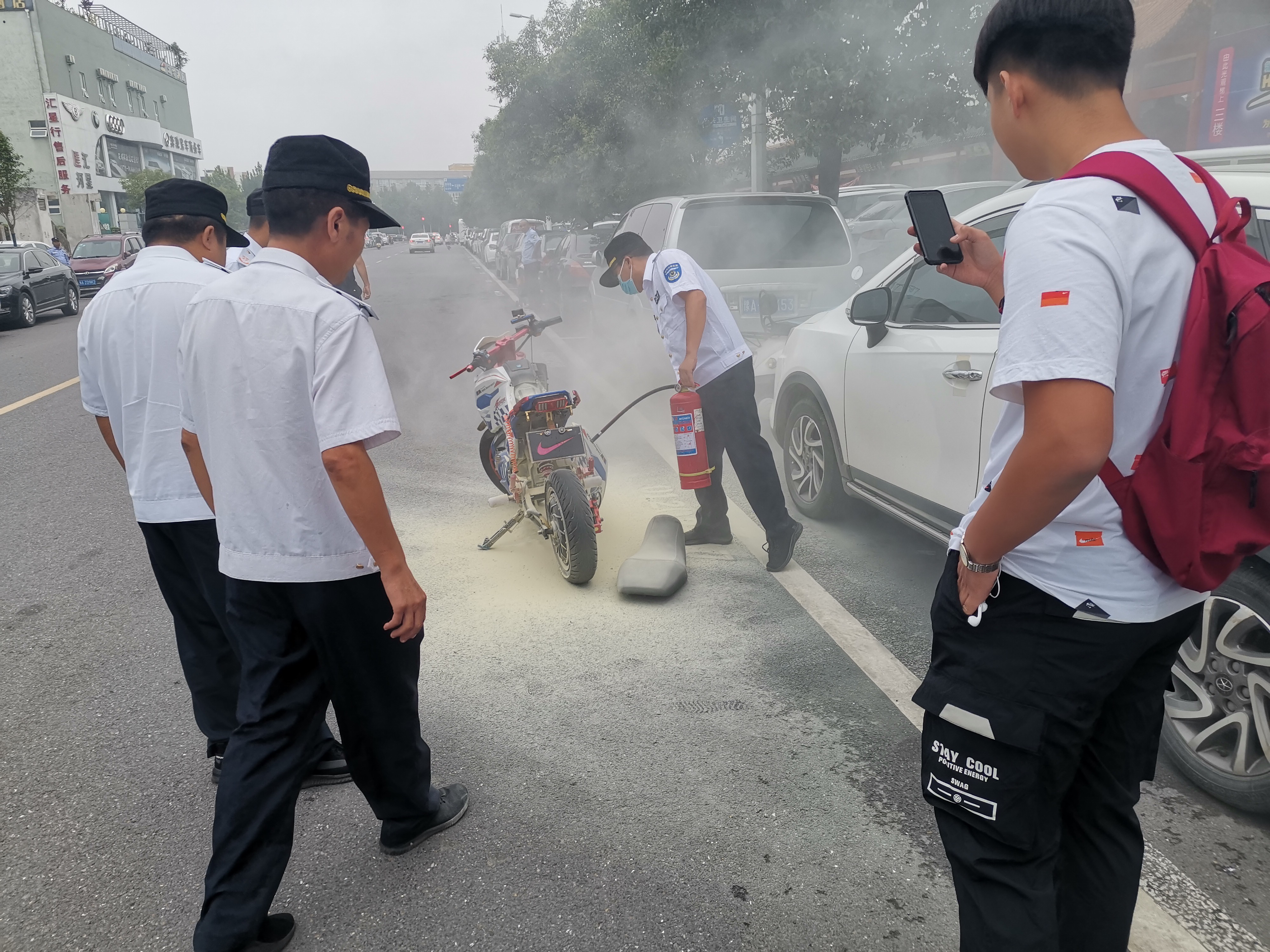 电动汽车|男孩骑电动车在街头行驶，电动车突然冒烟起火