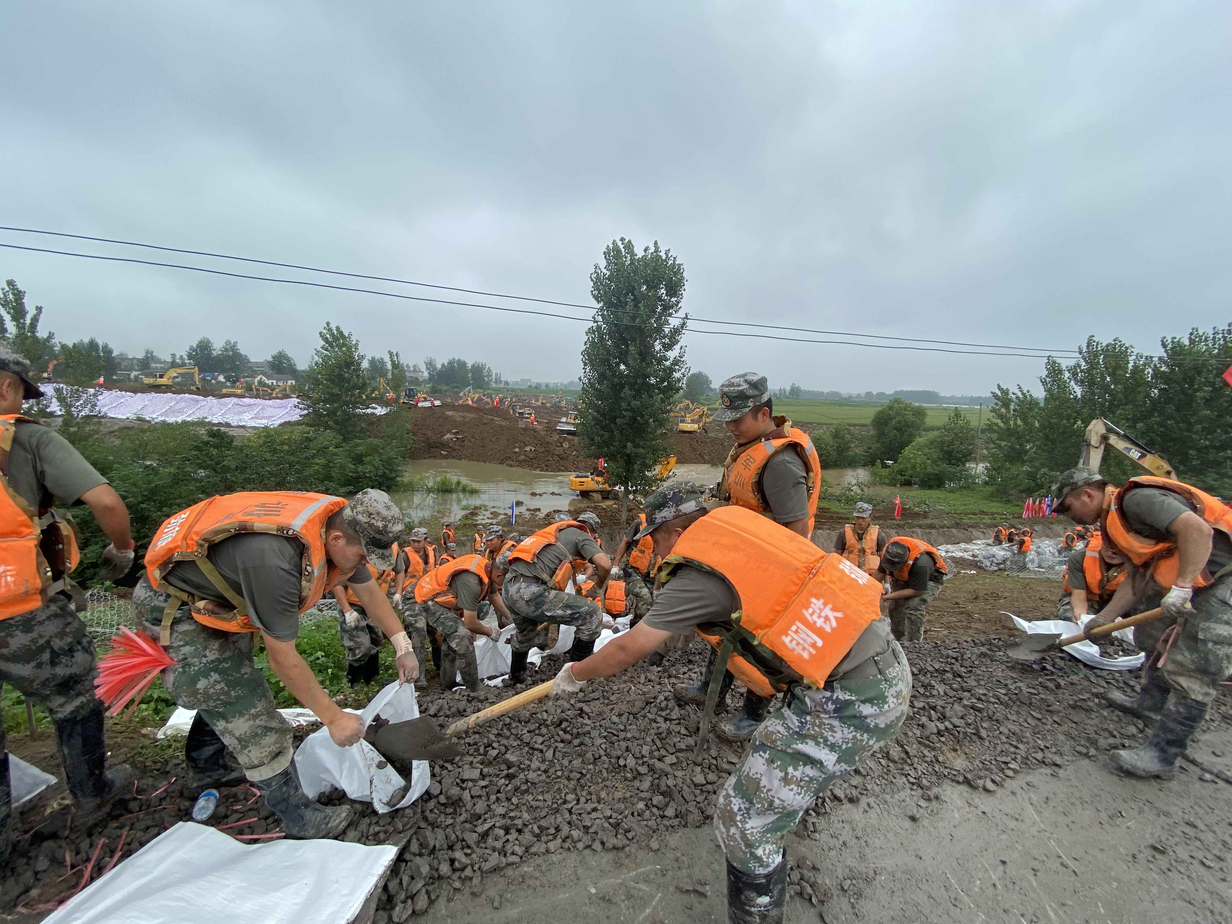 |独家丨安徽颍上淮河大堤，近百台挖掘机抢修600米临时圩堤拦洪水