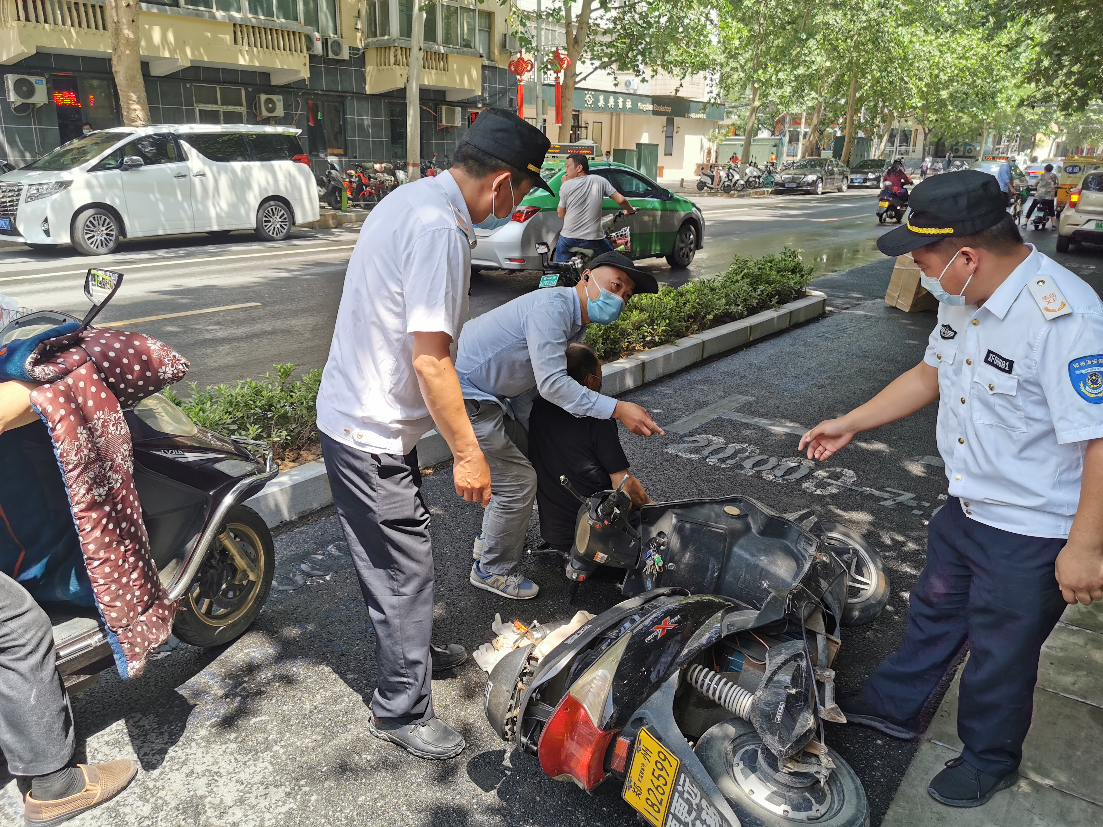 电动汽车暖！小伙撞倒老人赶紧搀扶，老人感觉身体无大碍主动劝小伙离开