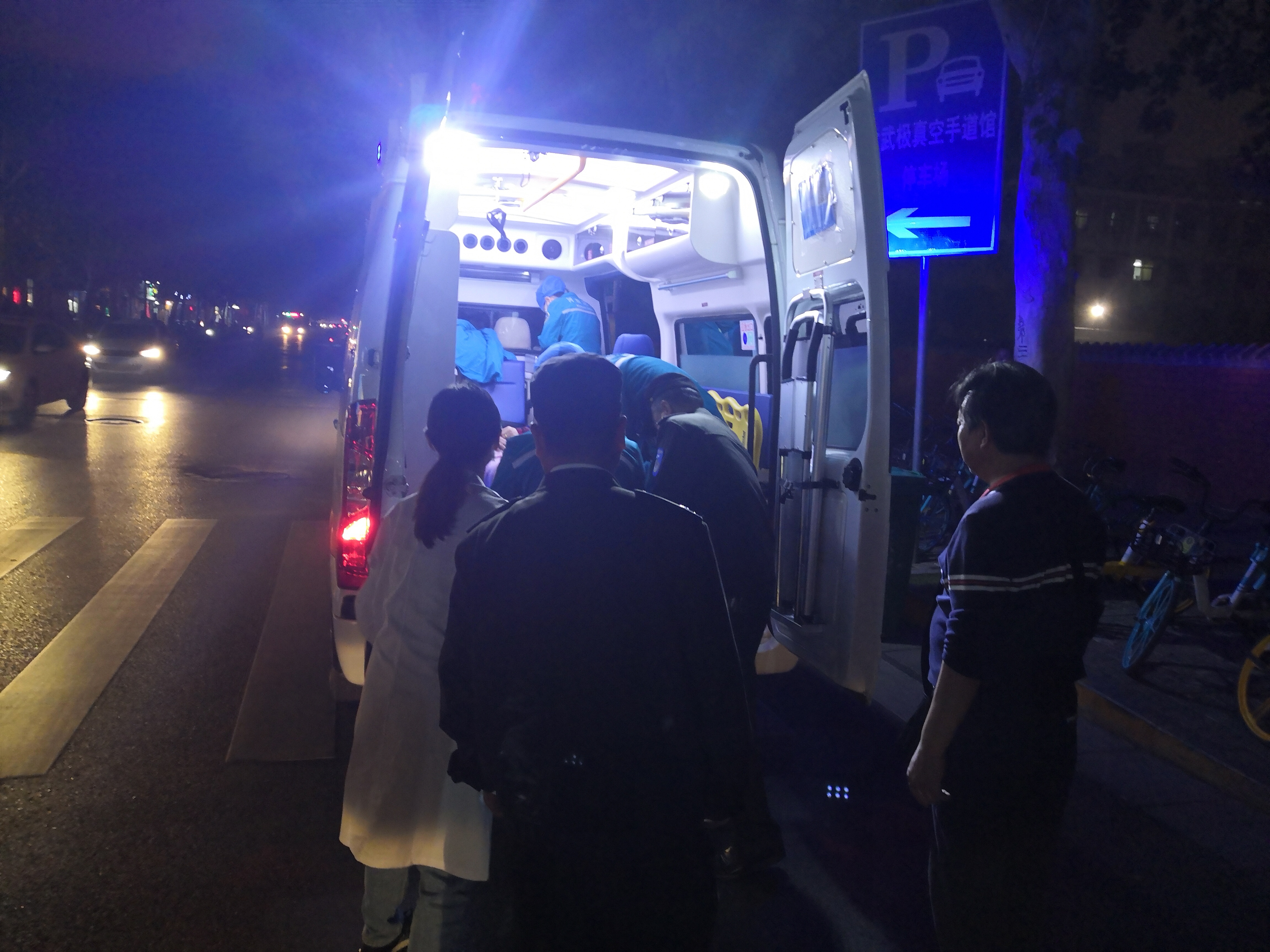 |九旬老人突发急病 热心人赶紧上门施救