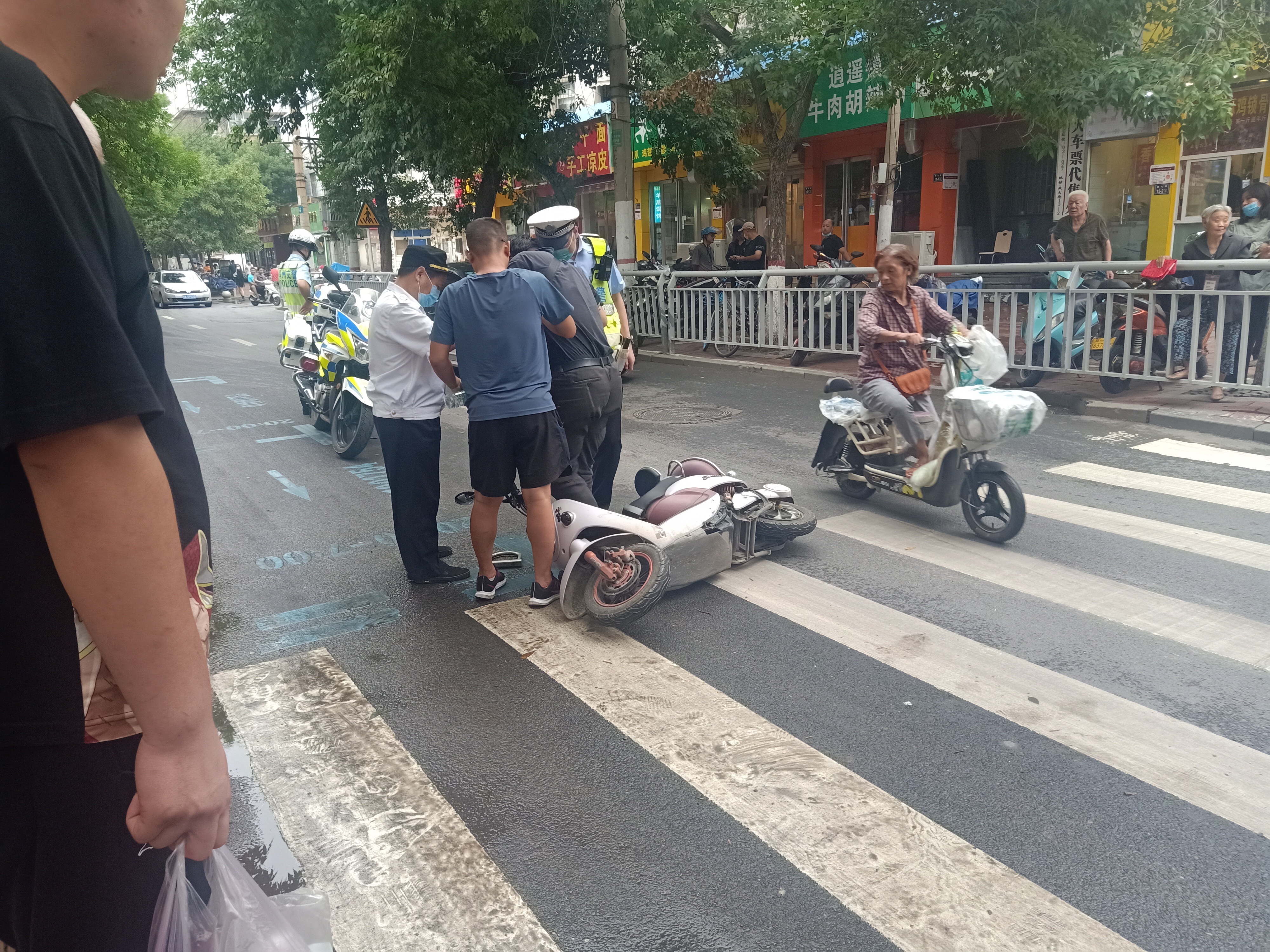 面包车|轿车突然开门，电动车男子一头撞上！避让扫地洒水车，老人被面包车撞倒