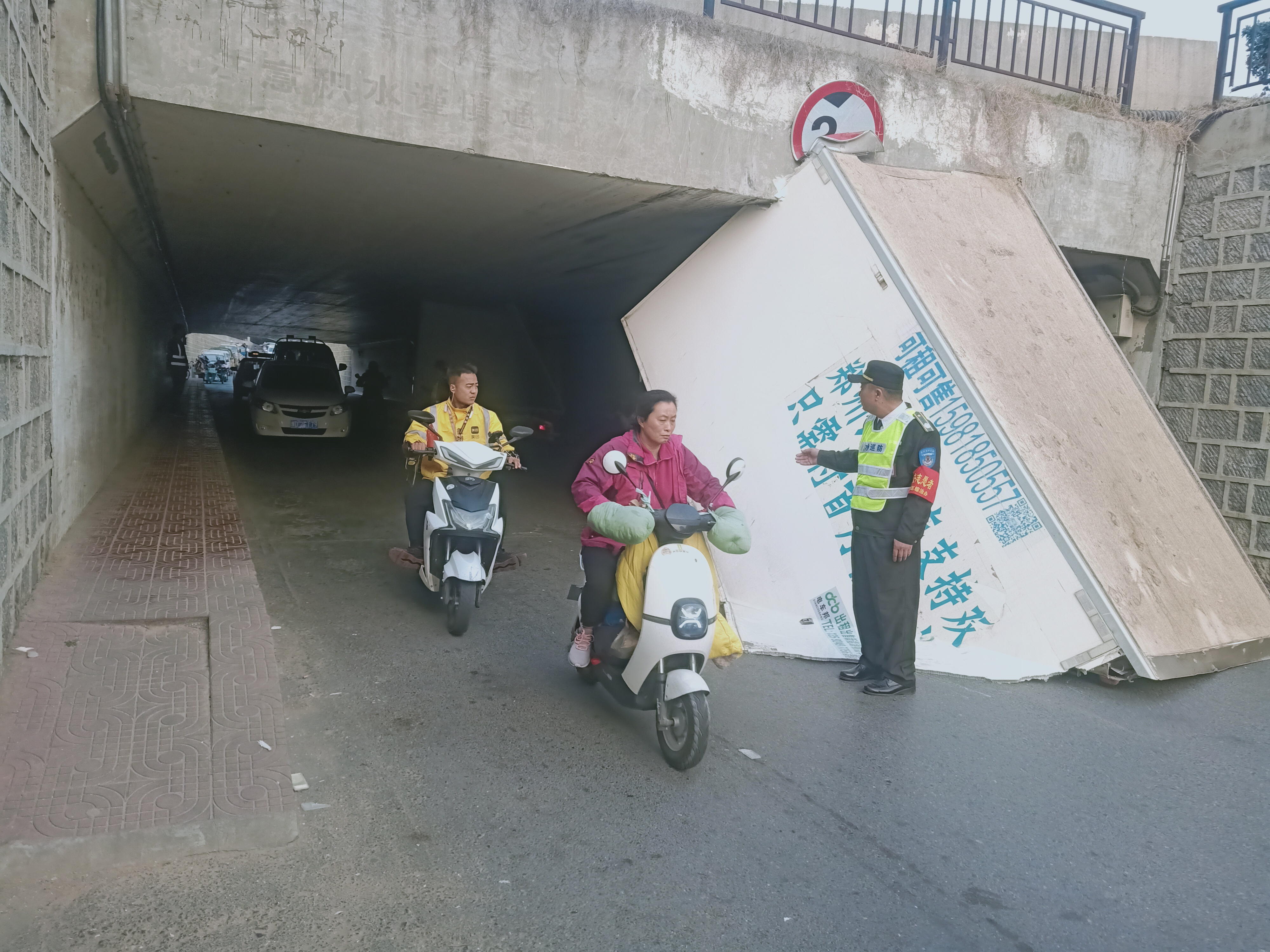 |超高货车过隧道，车头进去了，车箱却被“卡”在外面