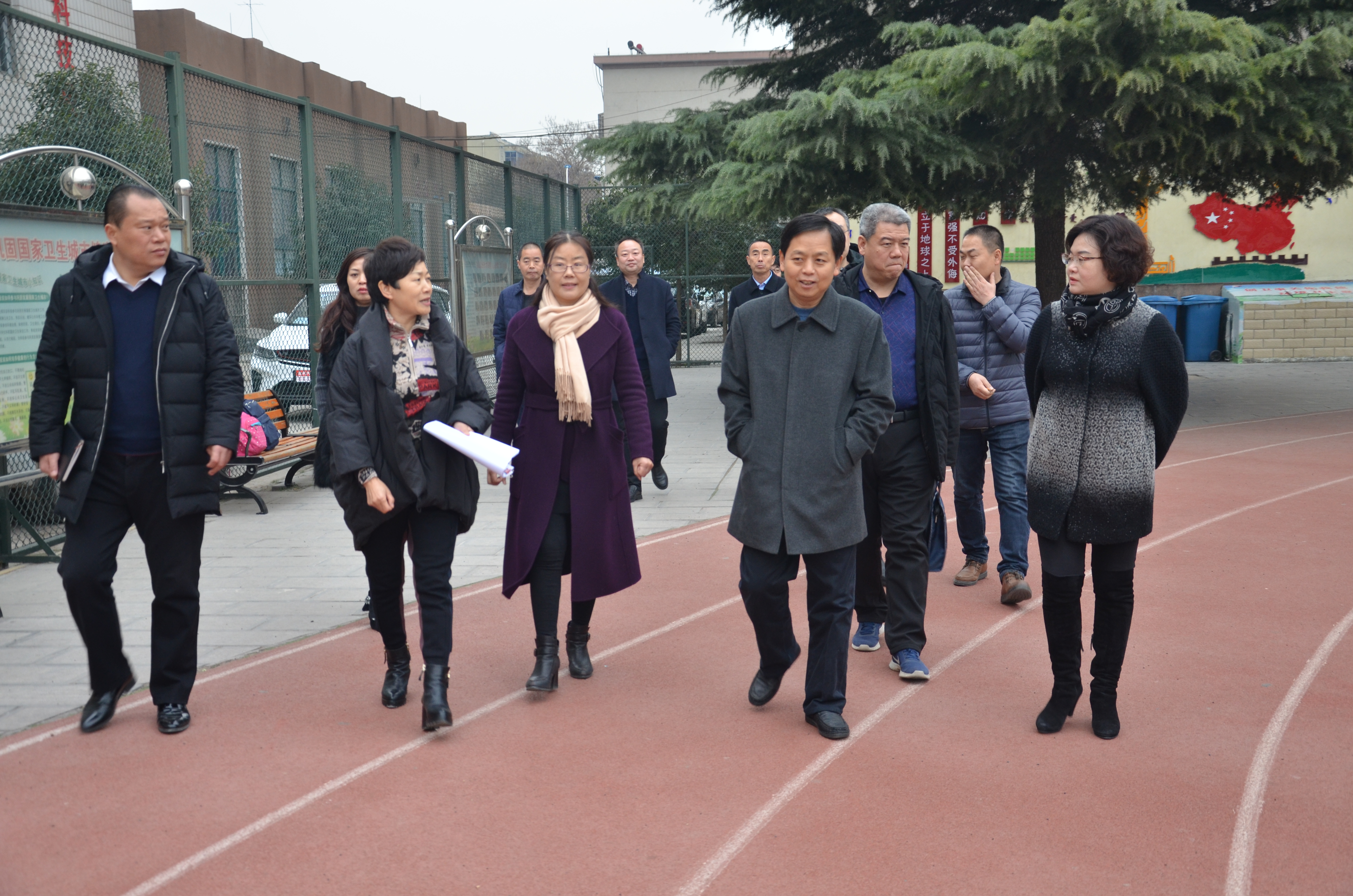 上街区委副书记,区长耿勇军到区外国语小学调研