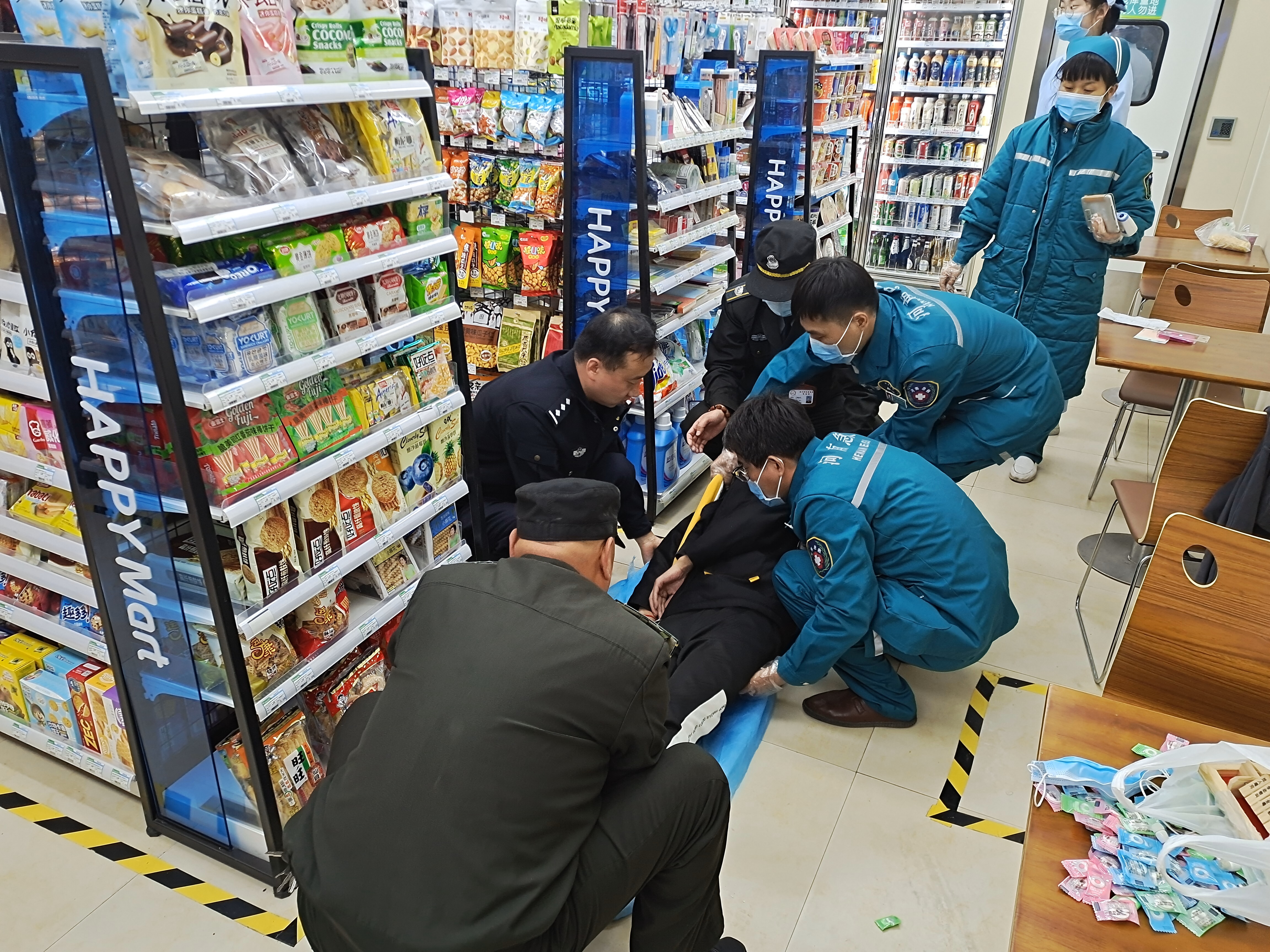 |与朋友喝了一夜仍未尽兴，又跑到便利店买酒继续喝，结果悲剧了！