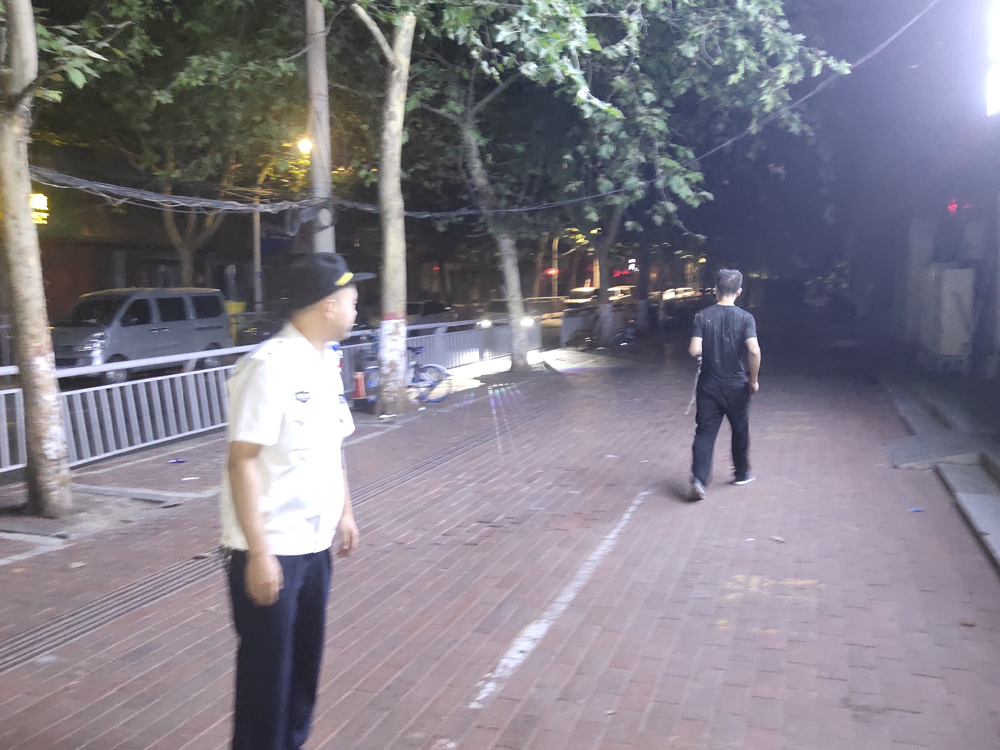 社会万象|贵州男子来郑找工作受挫 借酒消愁醉倒街头