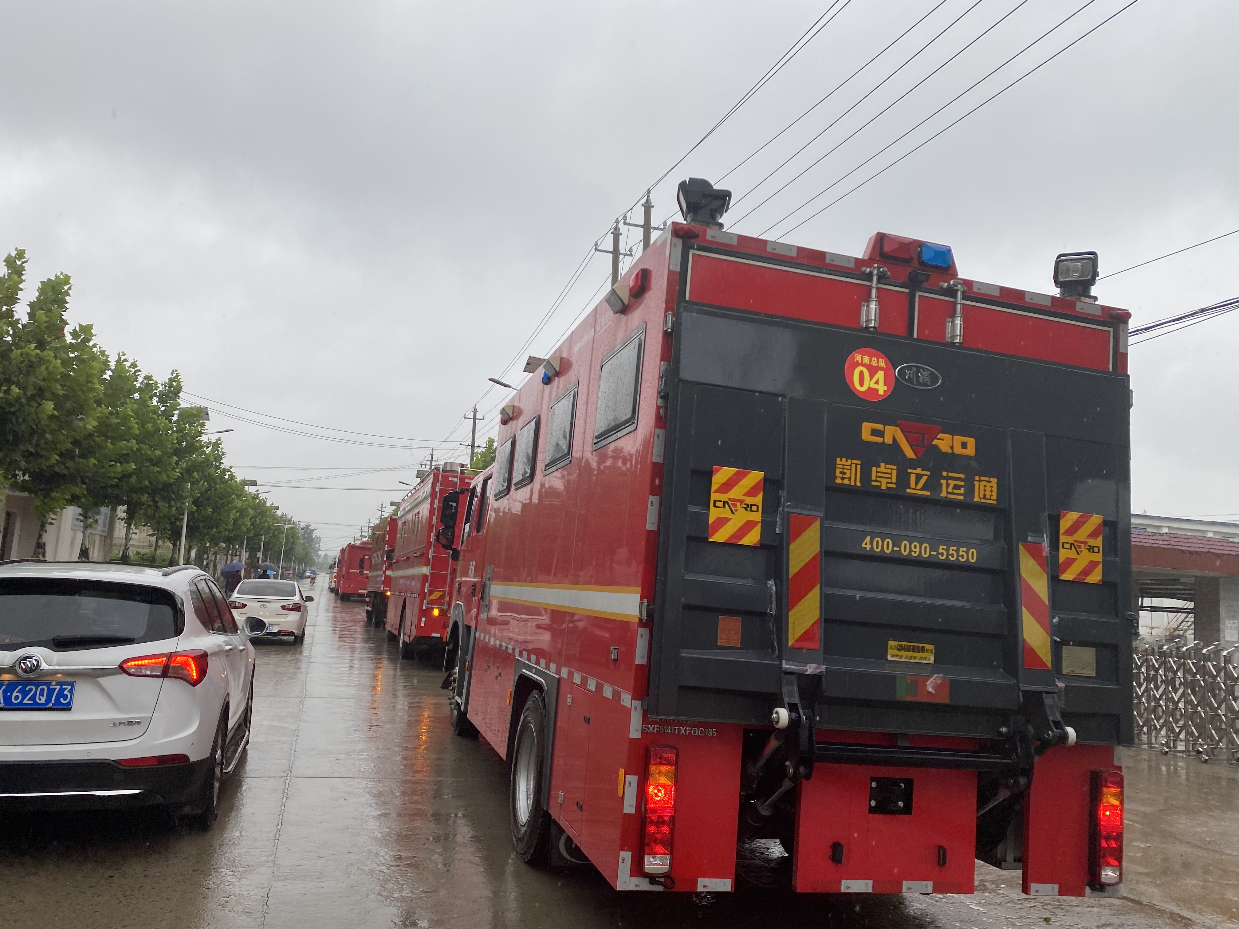 消防|安徽颍上县水闸被堵洪水下泄，河南消防大雨中转战驰援