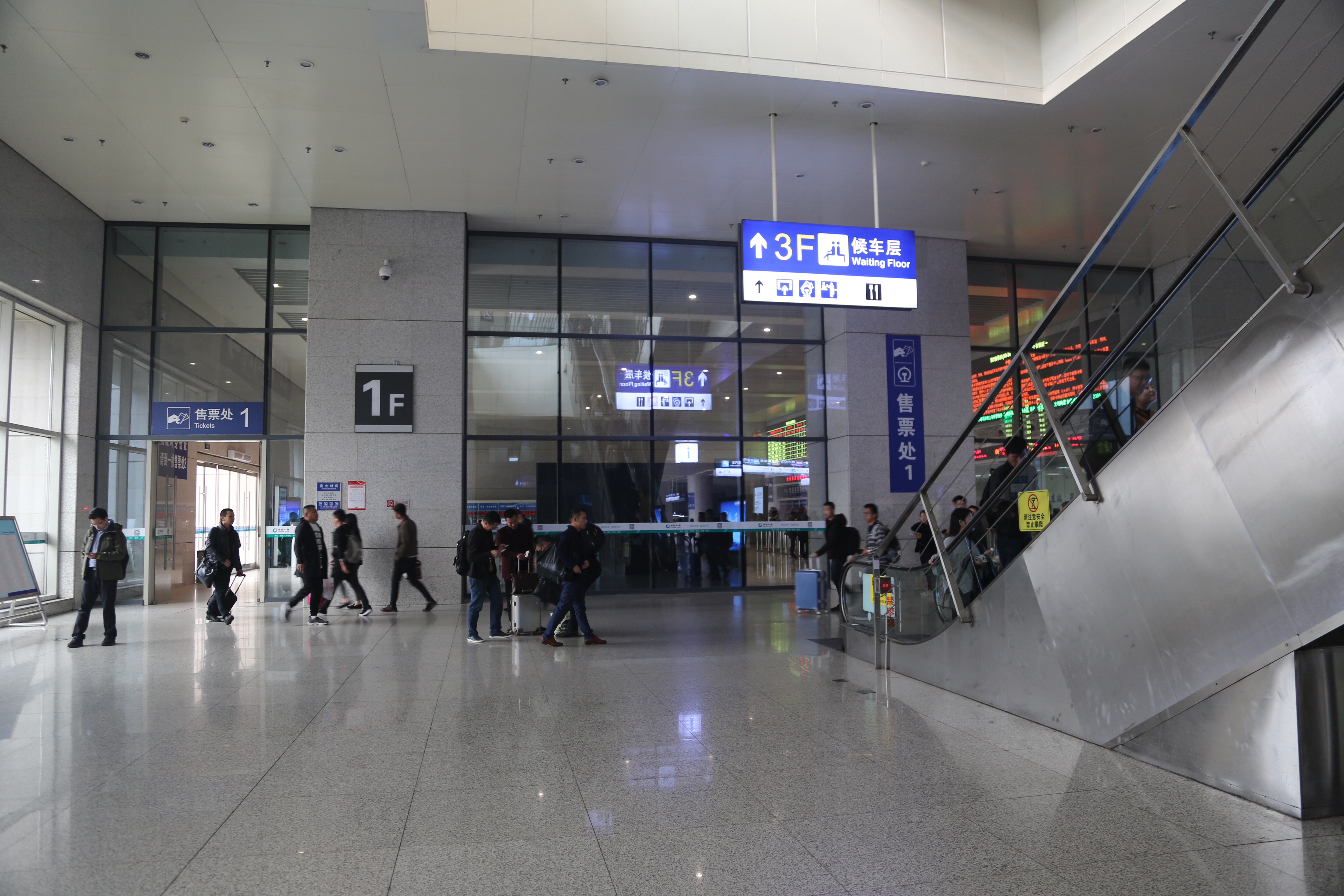 为了减少封闭施工对旅客出行造成的不便,郑州东站将在正南进站口(5号