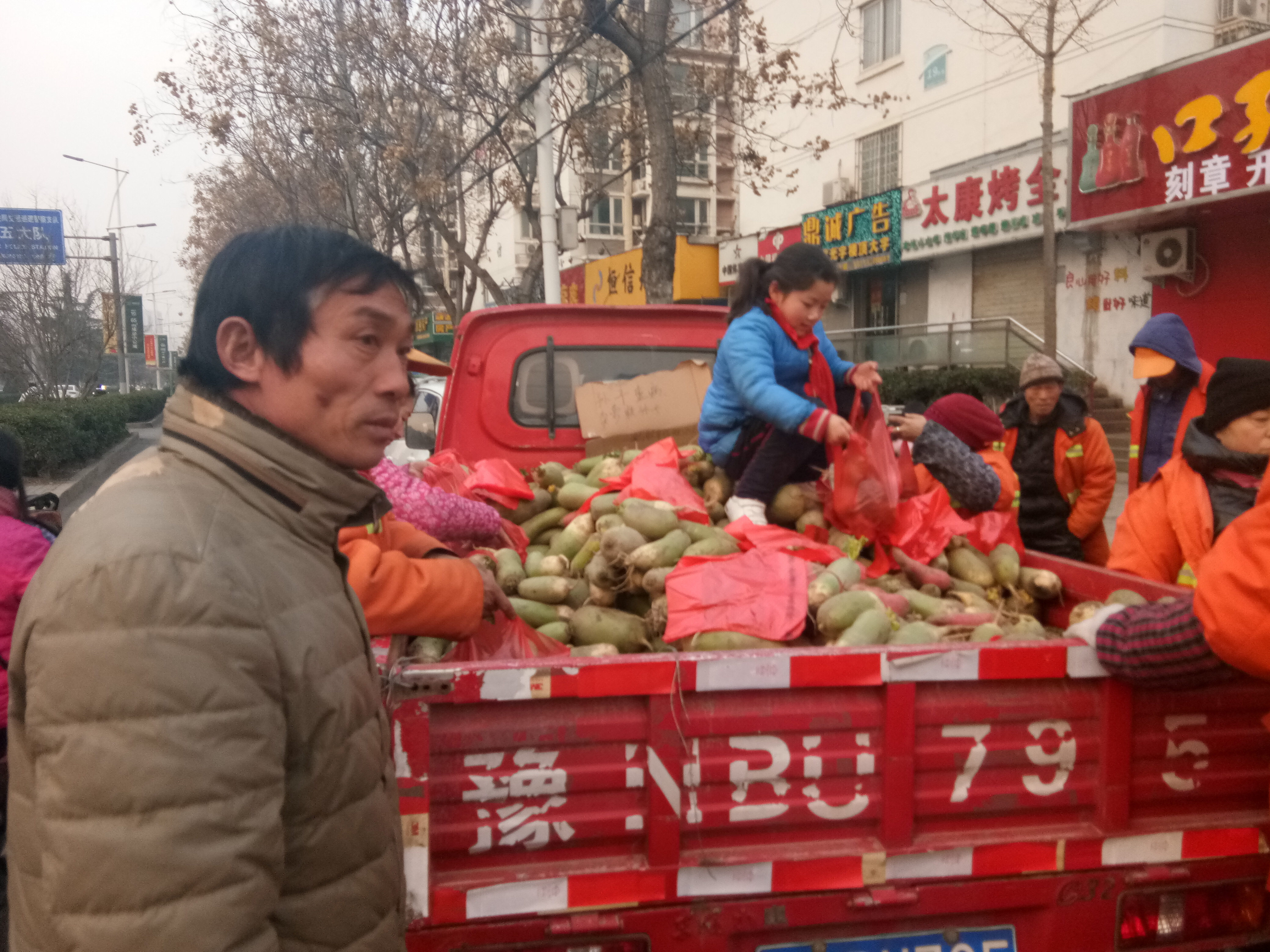 为给孙子治病老人拉萝卜到郑州叫卖 爱心人士