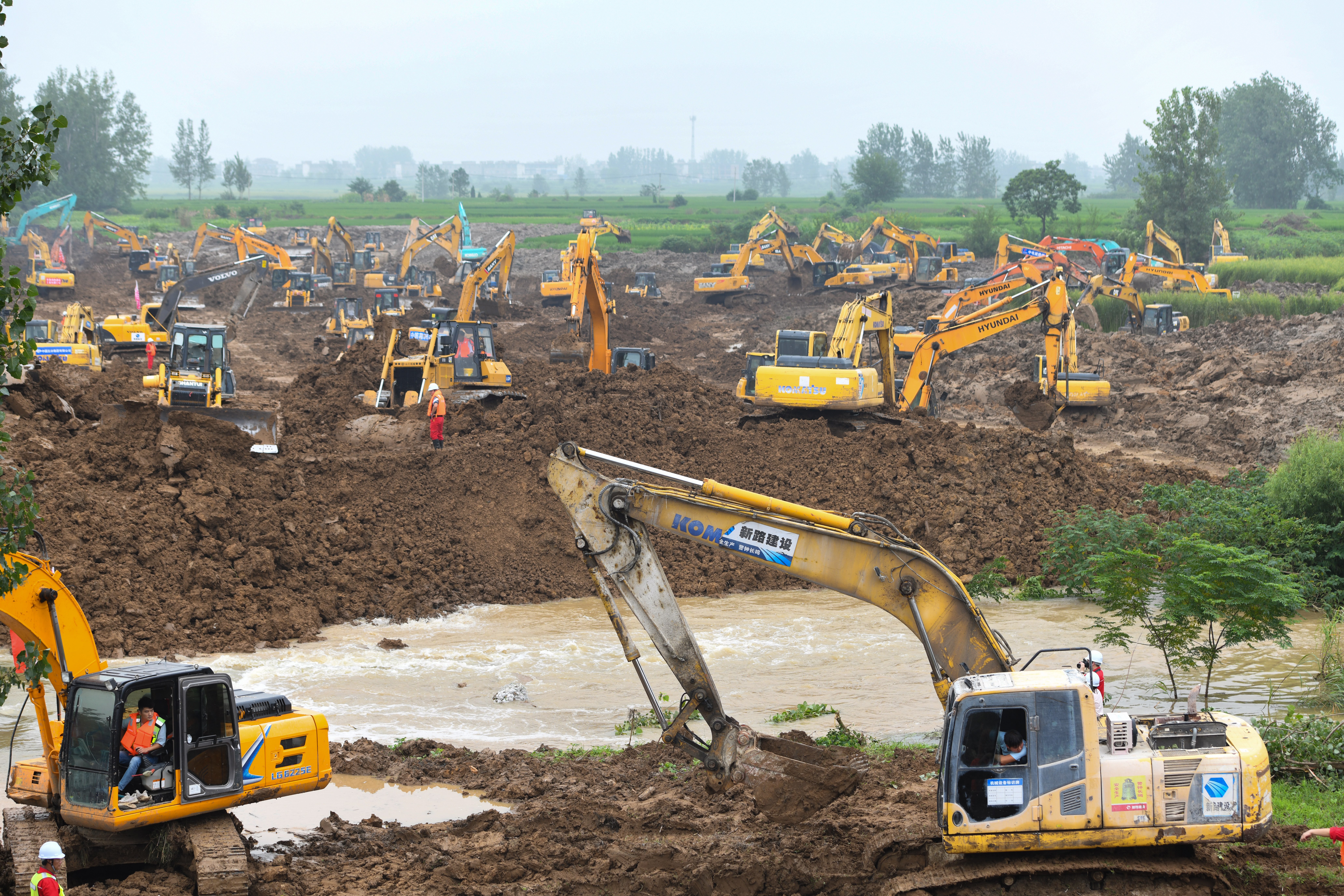 |独家丨安徽颍上淮河大堤，近百台挖掘机抢修600米临时圩堤拦洪水